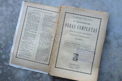 Uno de los tomos de Shakespeare de la colección Prometeo con el nombre del traductor.