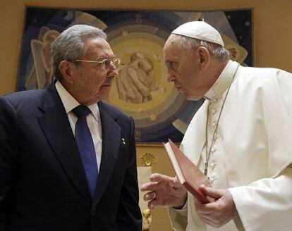 El Papa Francisco conversa con Raúl Castro durante una audiencia privada en el Vaticano, el 10 de mayo de 2015.
