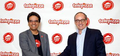 Milind Pant (izquierda), presidente de Pizza Hut International y Pablo Juantegui, presidente ejecutivo y CEO de Grupo Telepizza (derecha).