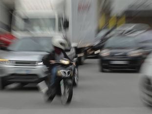 Un motorista circulando por el centro de Barcelona