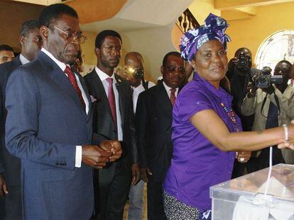 El presidente ecuatoguineano, Teodoro Obiang, junto a su mujer, antes de depositar su papeleta en las elecciones de hoy