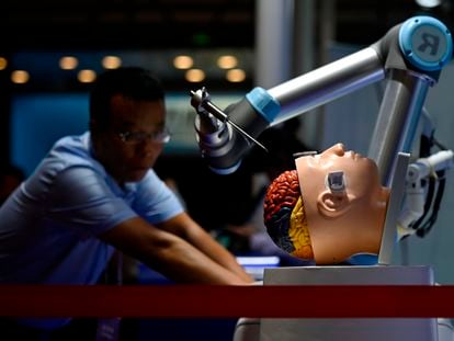 Un brazo robótico para cirugía cerebral trabaja durante la Conferencia Mundial de Robots de Pekín, en 2019.