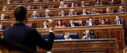 El presidente del Gobierno, Pedro Sánchez, se dirige al Congreso de los Diputados durante la sesión de investidura.