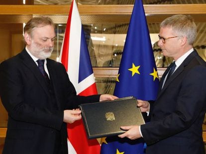 El embajador británico en la UE, Tim Barrow (izquierda), entrega los documentos que ratifican el Brexit al secretario general del Consejo, Jeppe Tranholm-Mikkelsen, este miércoles en Bruselas.