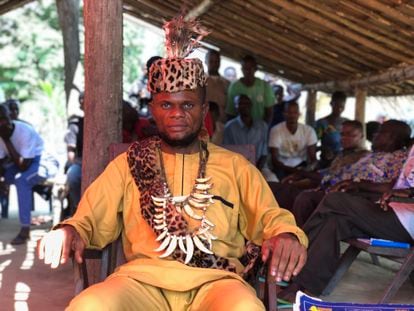 Jean Francis Ilinga Mokonzi es un jefe tradicional y administrativo de Yaliwasa, una zona remota del territorio de Basoko afectada por la tala de Fodeco. La comunidad depende del bosque para sobrevivir.