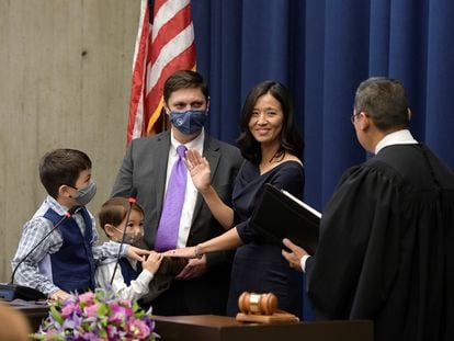 Rodeada por su familia, Michelle Wu jura su cargo como alcaldesa de Boston, el 16 de noviembre.