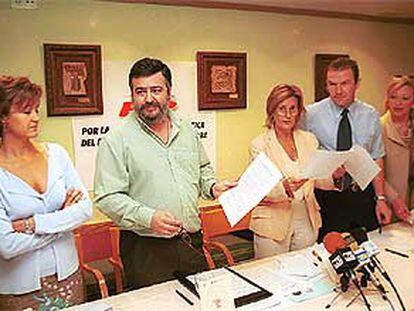 Militantes del PP de Córdoba. PLANO GENERAL - ESCENA