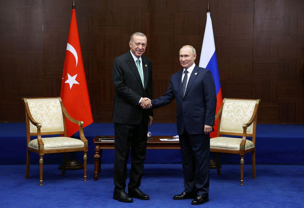 El presidente turco, Recep Tayyip Erdogan, saluda a su homólogo ruso, Vladímir Putin, en Astana, la capital de Kazajstan, el pasado 13 de octubre. 