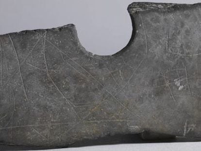 Las marcas de un trozo de hacha de piedra desvelan una posible escritura primitiva. 