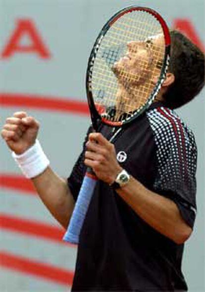 Tommy Robredo celebra su triunfo frente al belga Kristof Vliegen.