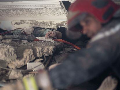 El cadáver de una persona permanece atrapado entre los escombros de un edificio en Moulay Brahim, cerca de Marraquech.