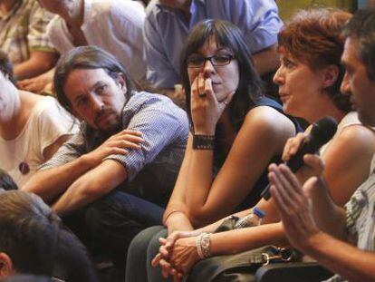 El l&iacute;der de Podemos, Pablo Iglesias (a la izquierda, en la segunda fila), escucha una intervenci&oacute;n en la asamblea de este s&aacute;bado en Madrid. 
