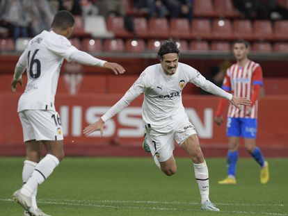 Edinson Cavani celebra su segundo gol para el Valencia ante el Sporting este miércoles en Gijón.