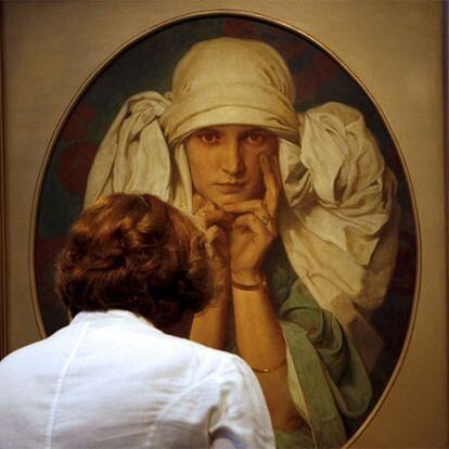 Una visitante de la exposición sobre Alphonse Mucha, frente a su obra <b><i>Retrato de Jaroslava</b></i>. <b>