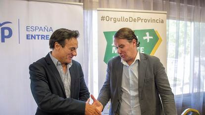 José Agustín González (PP) y Manuel Carlos Vallejo (Jaén Merece Más) estrechan las manos tras el acuerdo que alcanzaron para gobernar el Ayuntamiento de Jaén en junio de 2023.