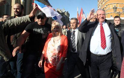 El l&iacute;der del Partido Radical de Serbia, Vojislav Seselj (derecha), saluda a sus seguidores en Novi Sad (Serbia).