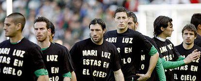 Los jugadores del Betis, con camisetas en recuerdo de Mari Luz, antes de jugar ayer con el Racing.