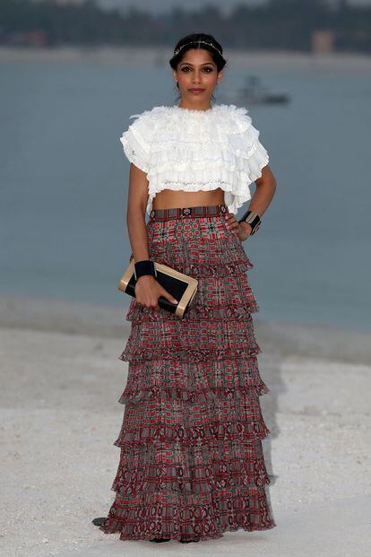 Freida Pinto acudió al desfile de Chanel en Dubai con un estilismo de inspiración étnica de la maison. Nos gusta el detalle de la cinta en el pelo.