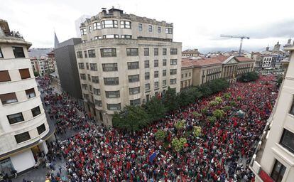 Miles de manifestantes en Pamplona en defensa de la bandera de Navarra.