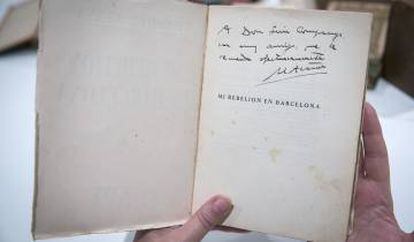 El president de la República Manuel Azaña li regala el seu llibre 'La meva rebel·lió a Barcelona' al seu “molt amic” Companys.
