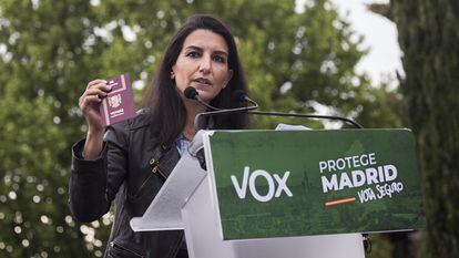 La candidata de Vox a la Presidencia de la Comunidad de Madrid, Rocío Monasterio, muestra su pasaporte español en un acto de campaña del partido en el Parque Duque de Ahumada.