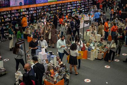 Vista general de los pasillos de la Feria Internacional del Libro de Guadalajara, el 30 de noviembre de 2021.