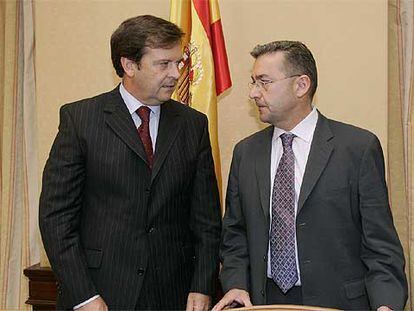 Alberto Saiz, a la izquierda, con Paulino Rivero, presidente de la comisión del 11-M, el 19 de julio de 2004.