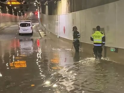 Los bomberos trabajan en achicar las balsas de agua del túnel de la calle de Bailén tras las lluvias de este miércoles.