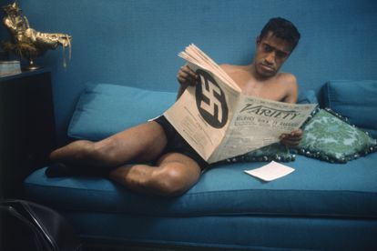 Una imagen con mucha tristeza y algo de humor: Sammy Davis Jr. lee un ejemplar de Variety que muestra, en su contraportada, el símbolo nazi.