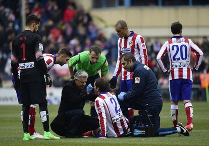 El equipo médico del Atlético de Madrid atiende al jugador uruguayo Diego Godin. 