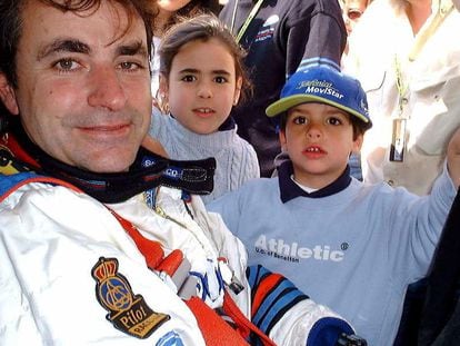 Carlos Sainz posa junto a sus hijos, Blanca y Carlos, durante la edición del año 2000 del rally de Cataluña. EFE