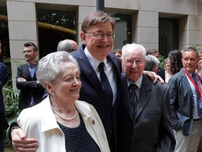 Puig, con sus padres, antes de jurar el cargo en las Cortes Valencianas. En vídeo, Puig promete su cargo de presidente de la Generalitat Valenciana.