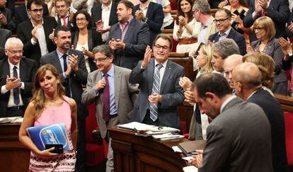 Sánchez-Camacho abandona el pleno mientras otros diputados aplauden la resolución sobre la consulta.