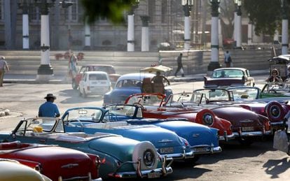 Coches cl&aacute;sicos en La Habana a la espera de turistas