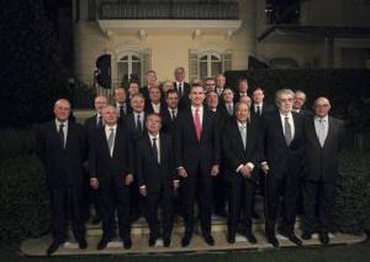 Foto de familia del Príncipe Felipe junto a los empresarios catalanes y madrileños antes de asistir a la cena organizada por el Foro Puente Aéreo hoy en Barcelona.