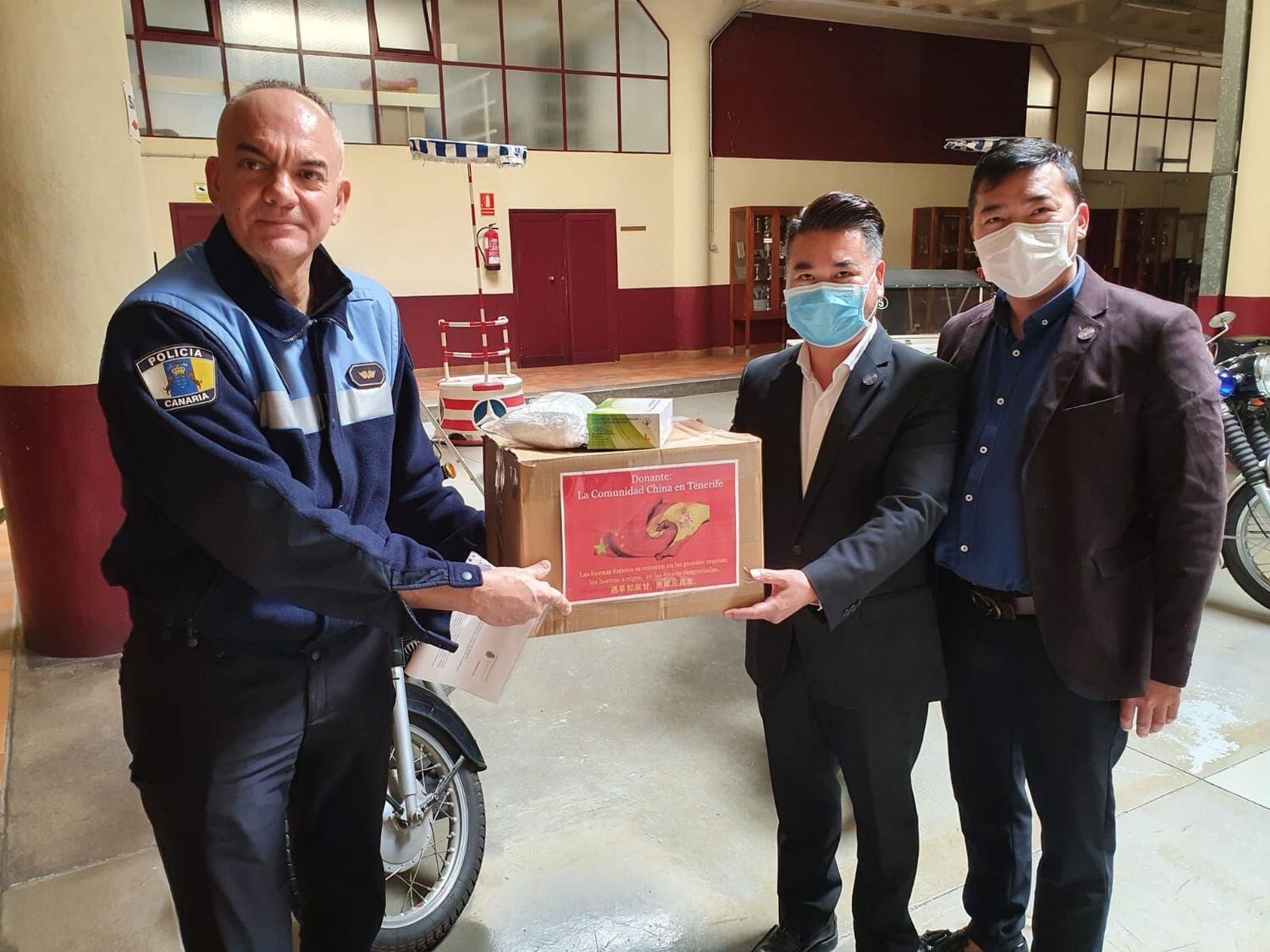 Asociaciones chinas donan mascarillas al Ayuntamiento de Santa Cruz de Tenerife.