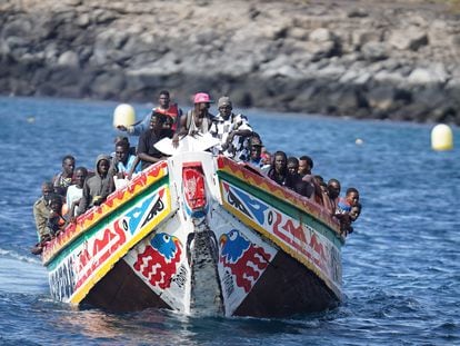 Un cayuco con decenas de personas llega al Puerto de la Restinga de la isla canaria de El Hierro, el 31 de octubre.