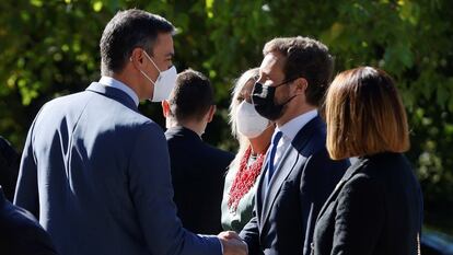 El presidente del Gobierno, Pedro Sánchez (izquierda), saluda al líder del PP, Pablo Casado, al llegar al monasterio de Yuste, donde el Rey entrega este jueves el Premio Europeo Carlos V a la canciller alemana, Angela Merkel.