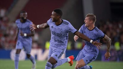 Alaba celebra su gol ante el Almería este domingo en la primera jornada de Liga.