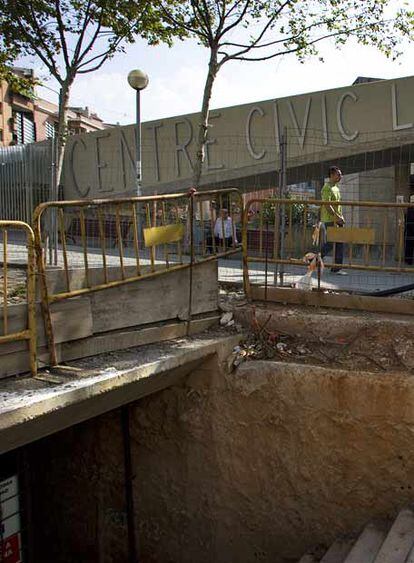 Salida de emergencia de la estación Salut Che Guevara de Badalona.