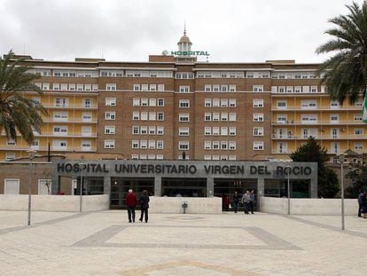 Fachada del hospital Virgen del Rocío, en Sevilla, en una foto de archivo.
