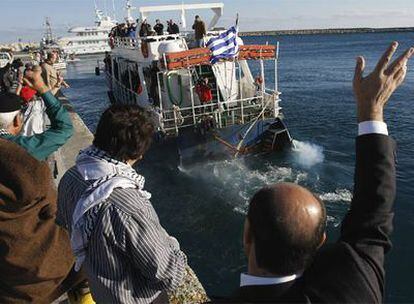 El Spirit Humanity sale del puerto de Lacarna hacia Gaza