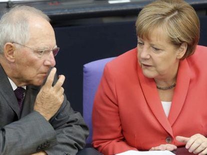 La canciller alemana, Angela Merkel, conversa con su ministro de Finanzas, Wolfgang Sch&auml;uble, en el Bundestag (C&aacute;mara Baja).