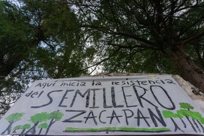 Un cartel de la lucha por preservar el Semillero de Santa María Nativitas, en Xochimilco.