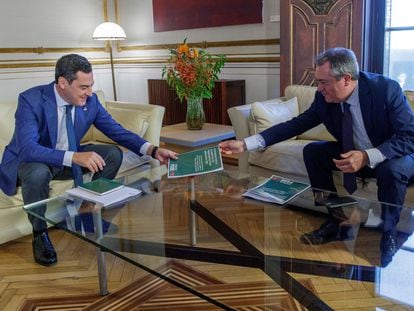 El presidente de la Junta de Andalucía, Juan Manuel Moreno (izquierda), este viernes junto al líder del PSOE andaluz, Juan Espadas, en San Telmo.