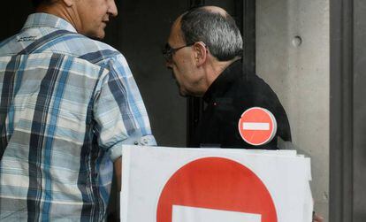 Barbarin entra en la comisaría de policía de Lyon para ser interrogado.