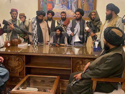 Varios talibanes, este domingo en el palacio presidencial de Kabul.