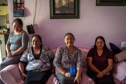 Desde la izquierda, Noemí Romero, su hermana, su madre y su prima en su casa en Chimalhuacán.