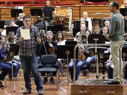 El escritor Kirmen Uribe durante uno de los ensayos con la Orquesta Sinfónica de Euskadi. 