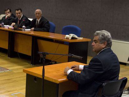 El ex director del aeropuerto de Bilbao, Segismundo López-Santacruz, durante el juicio que le condenó.